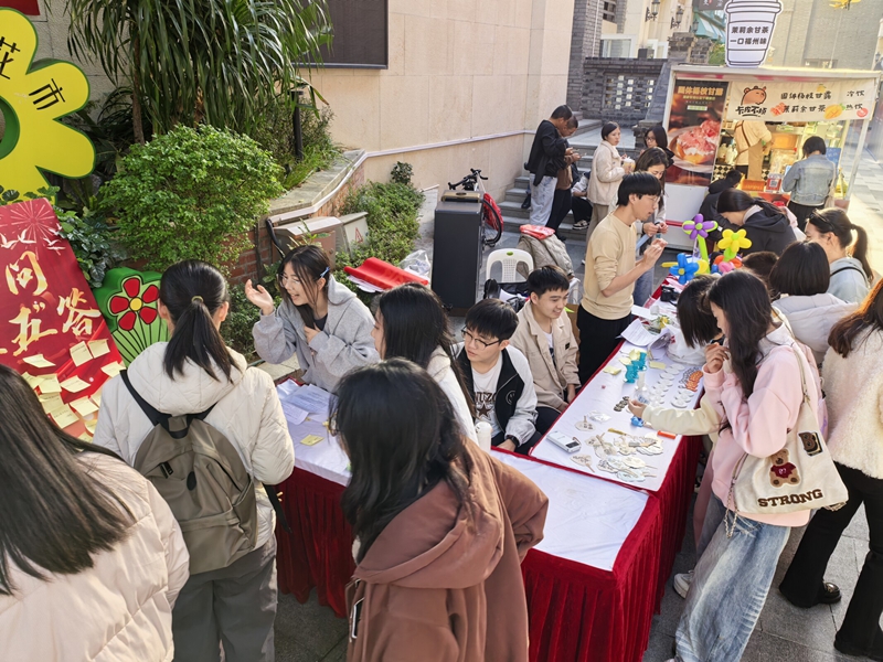 在烟台山商业漫步街区开展政策宣传活动。陈梓坤摄