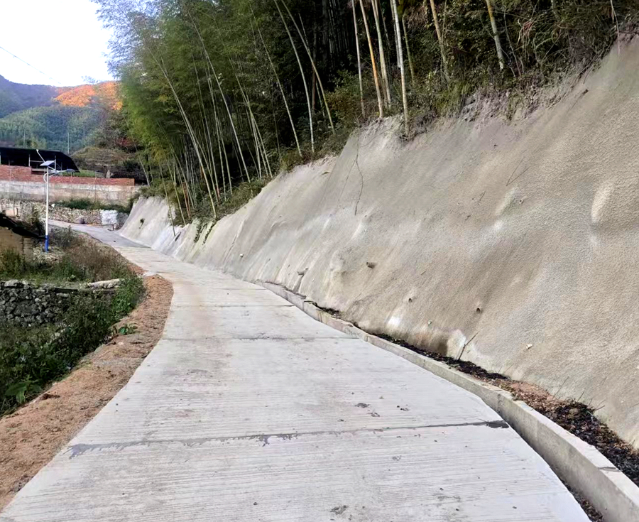 村道修好了。何先生供图