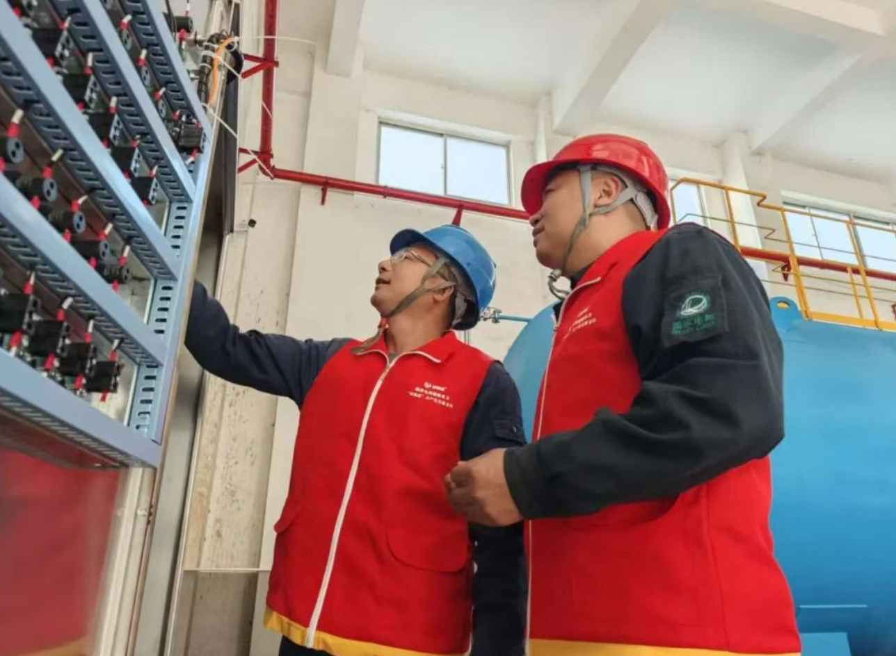 武平供电工作人员仔细查看粉碎机、搅拌机等设备的运行情况。李玲摄