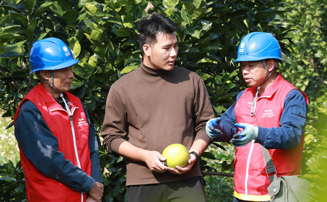 工作人员向用户宣传用电知识，了解企业用电需求。李玲摄