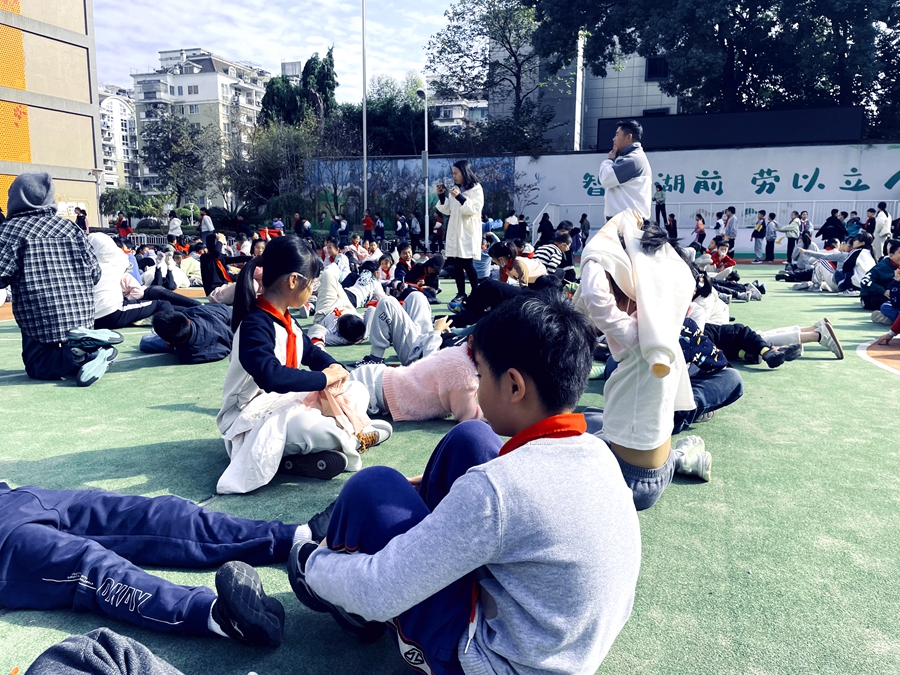 近日，福州市鼓楼区一小学在大课间开展“温暖集体行动”，组织孩子们到操场活动。福州市钱塘小学教育集团湖前校区供图