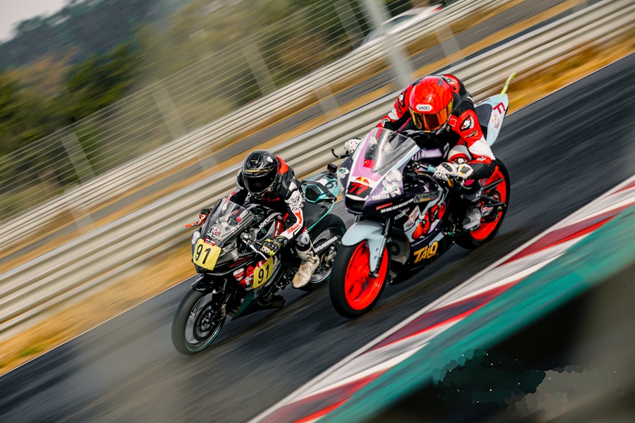 摩托车赛手风驰电掣。主办方供图