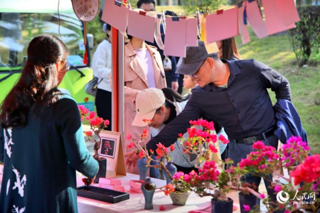 现场设置的互动摊位。人民网记者 陈博摄