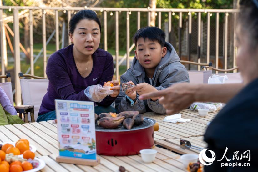 读者围炉而坐，畅谈心得体会。实习生 郑舒尘摄