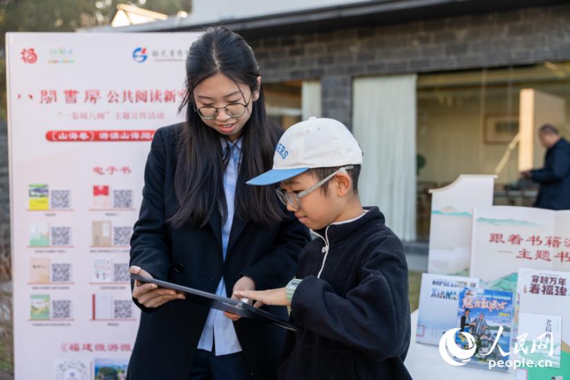 读者体验“八闽书房”智慧阅读平台数字资源。实习生 郑舒尘摄