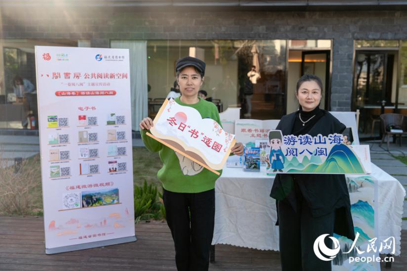 书展布置雅致精巧，吸引读者争相“打卡”。实习生 郑舒尘摄