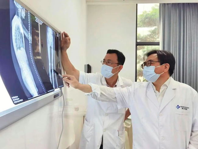 上海六院專家指導晉江醫生。晉江市醫院供圖