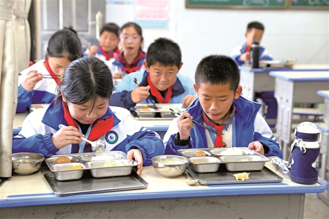 甘棠第二中心小学的“寄午生”享用午餐