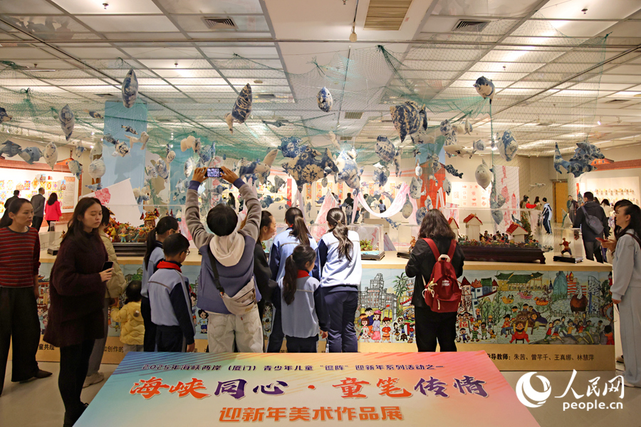 美术作品展现场。人民网记者 陈博摄