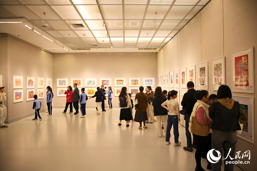 饱含闽台元素的童画作品挂满展馆。人民网记者 陈博摄