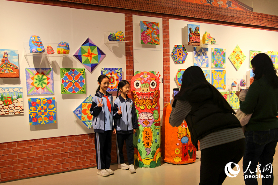 观众在“石敢当”前拍照留念。人民网记者 陈博摄