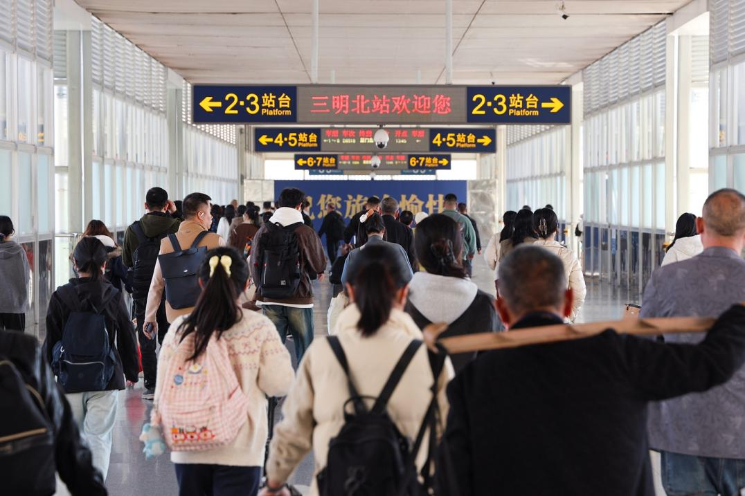 三明北站旅客天桥上,众多旅客正在有序进站。黄育仁摄
