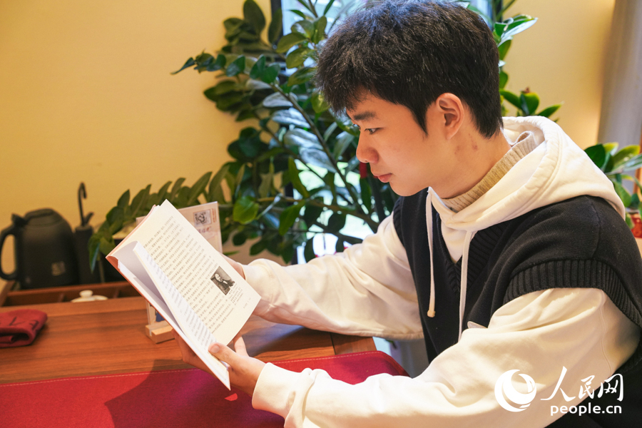 读者通过书本了解福建深厚的茶文化。人民网 陈遴摄