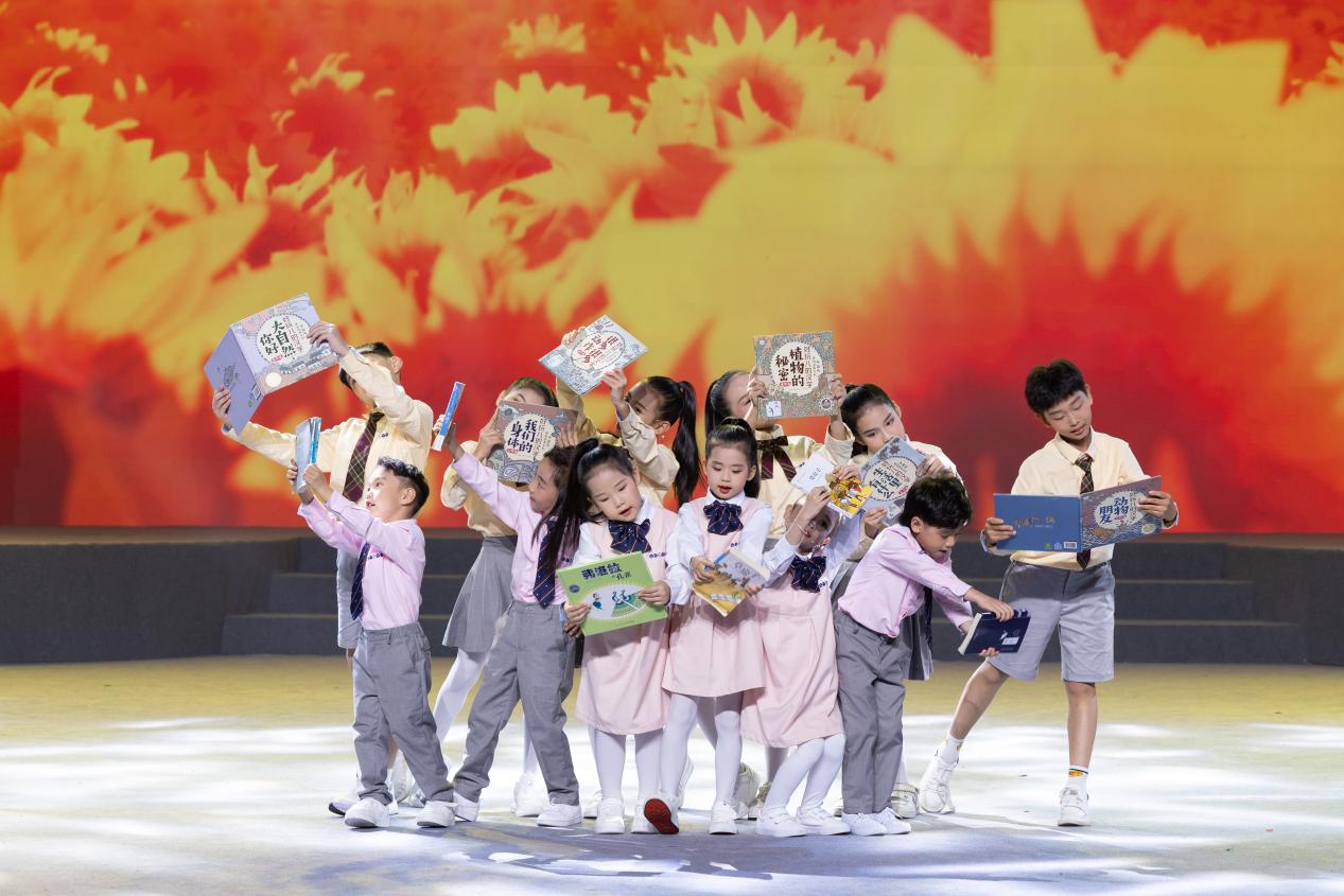 英才学子在晚会上表演节目。厦门英才学校供图