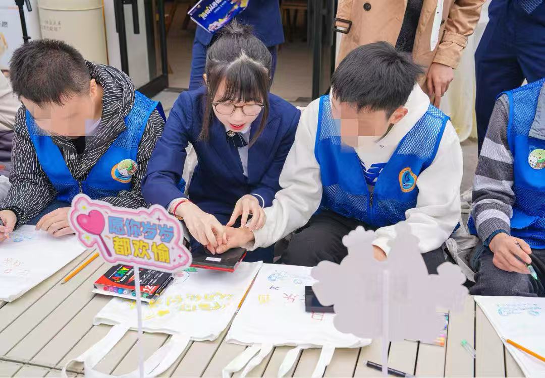 福建海峡银行员工协助“星青年”们一起共绘帆布包