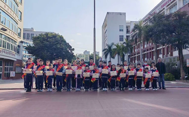 给获奖孩子们颁发奖状