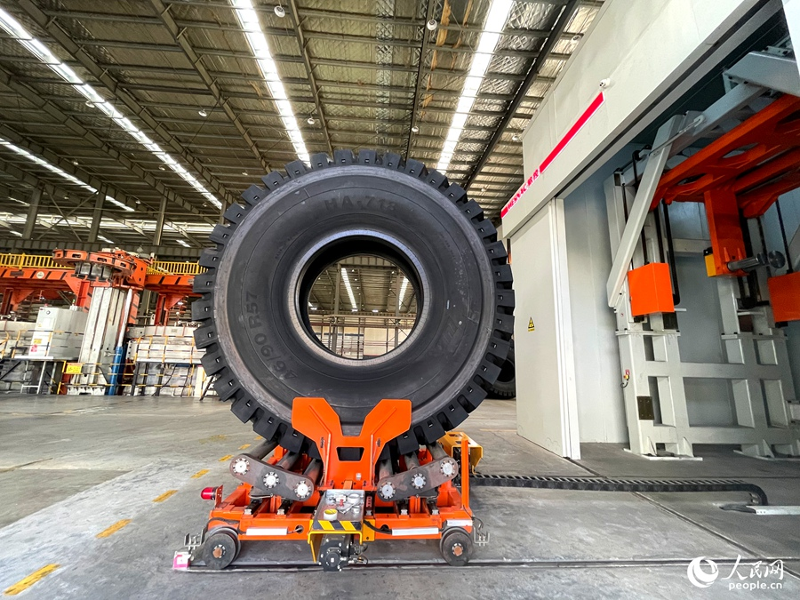 生產車間展示的全鋼巨胎成品。人民網記者 陳藍燕攝