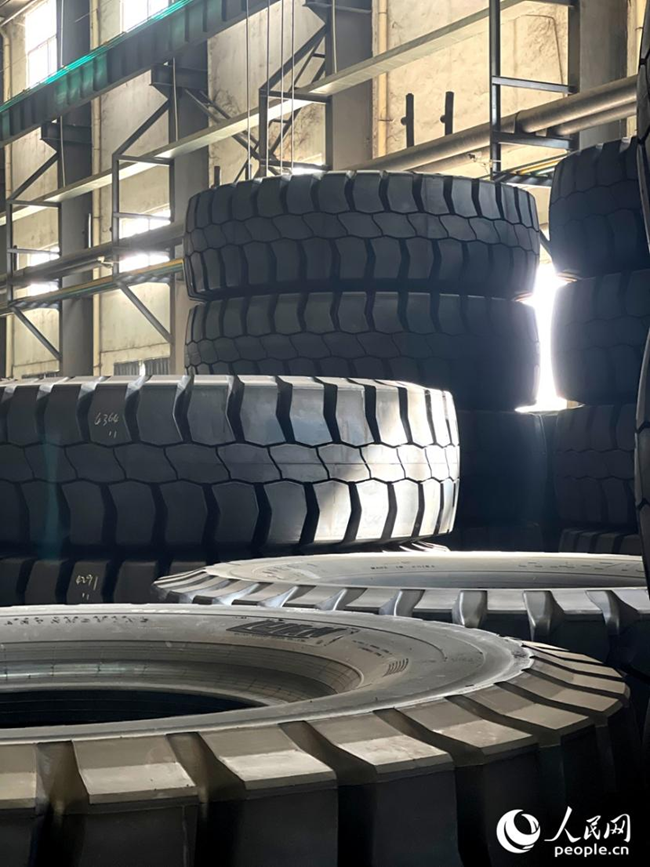 海安集團周轉庫的全鋼巨胎。人民網記者 陳藍燕攝