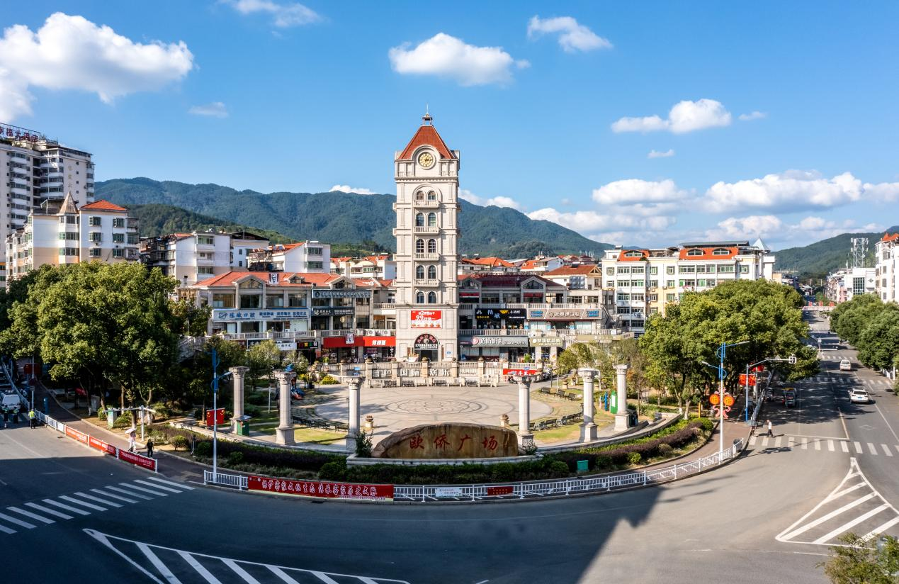 侨胞出资建设的欧侨广场采用欧式建筑风格，成为明溪县集购物、餐饮、休闲娱乐、文化为一体的城市地标性广场。江月兰摄