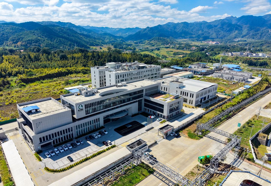 福建南方制药股份有限公司采取“公司+基地+农户”模式，带动了明溪县近40%的农户参与种植红豆杉及其相关产业。江月兰摄