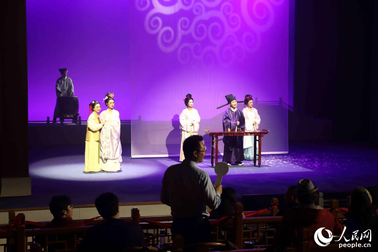 互动式剧场演艺《恭喜发财》中,观众仿佛置身南宋市舶司的拍卖现场,助力女主角沈莫离的花茶事业。人民网 谢星宇摄