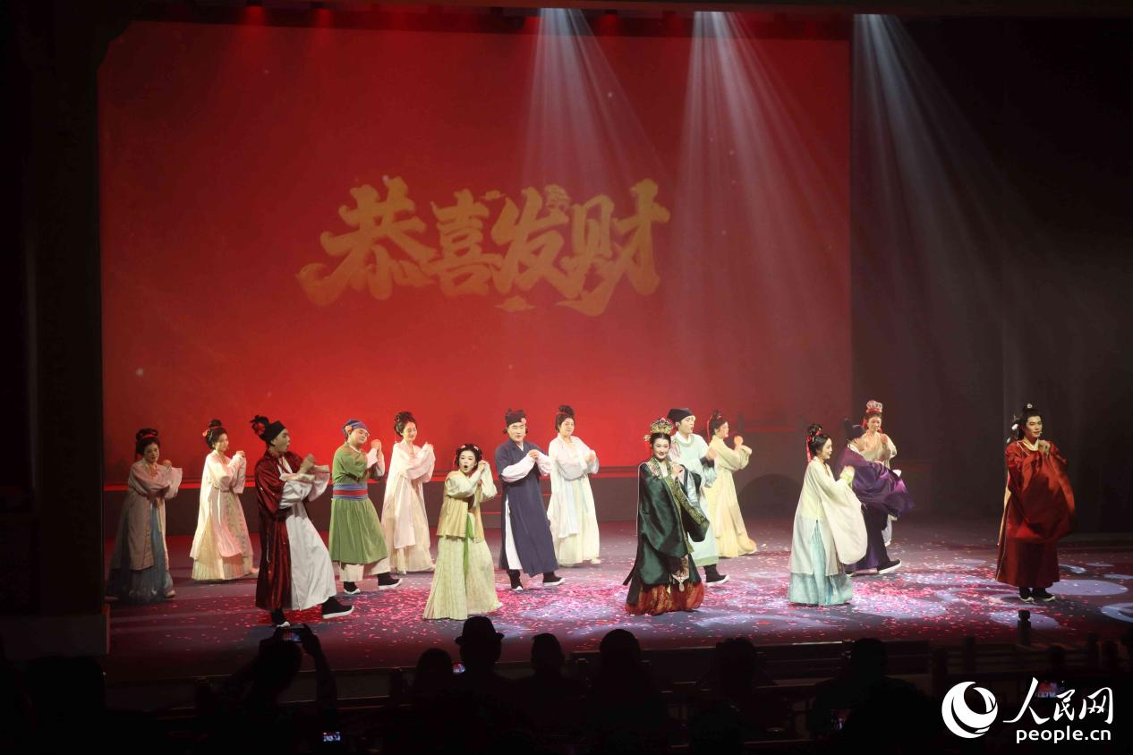 不同于传统“大女主剧”的单一叙事,《恭喜发财》剧目宛如一幅“闽都众生相”,每个配角都有完整的人物弧光。人民网 谢星宇摄