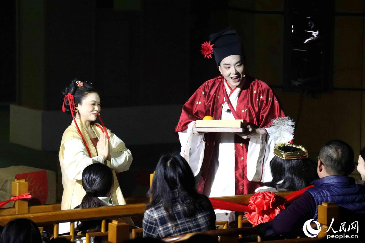 说书人时而沉浸于剧情、时而与观众互动,“戏中戏”打破曲艺固有边界。人民网 谢星宇摄