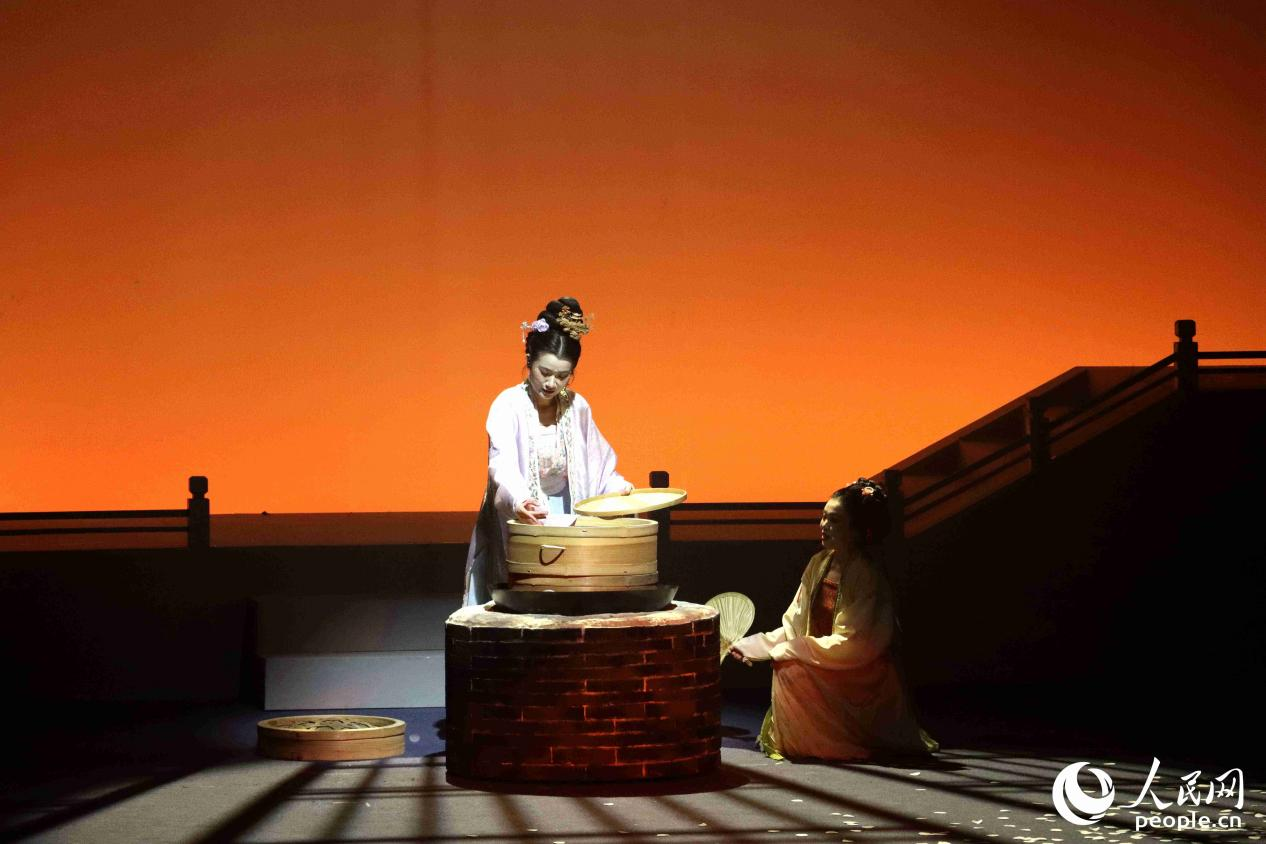 在观众的参与帮助下,剧中女主角沈莫离开始了制茶之路。人民网 谢星宇摄