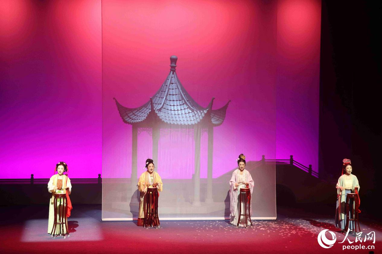 福州评话伬艺的醇厚韵白,遇上二十四伎乐国风乐团的国乐新编,展开一场传统与现代的对话。人民网 谢星宇摄