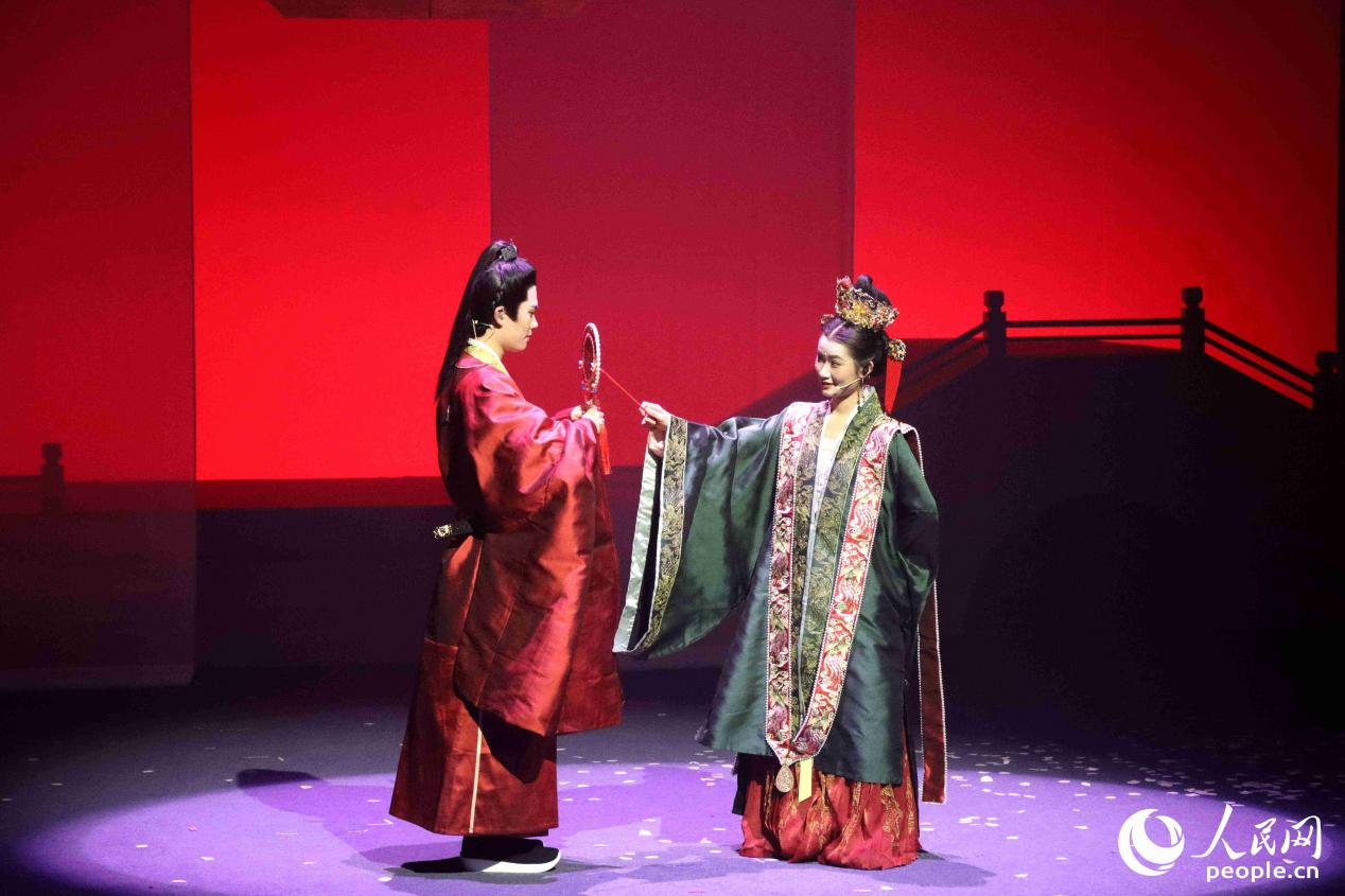 演员身着宋制服饰,尽显千年风华。人民网 谢星宇摄