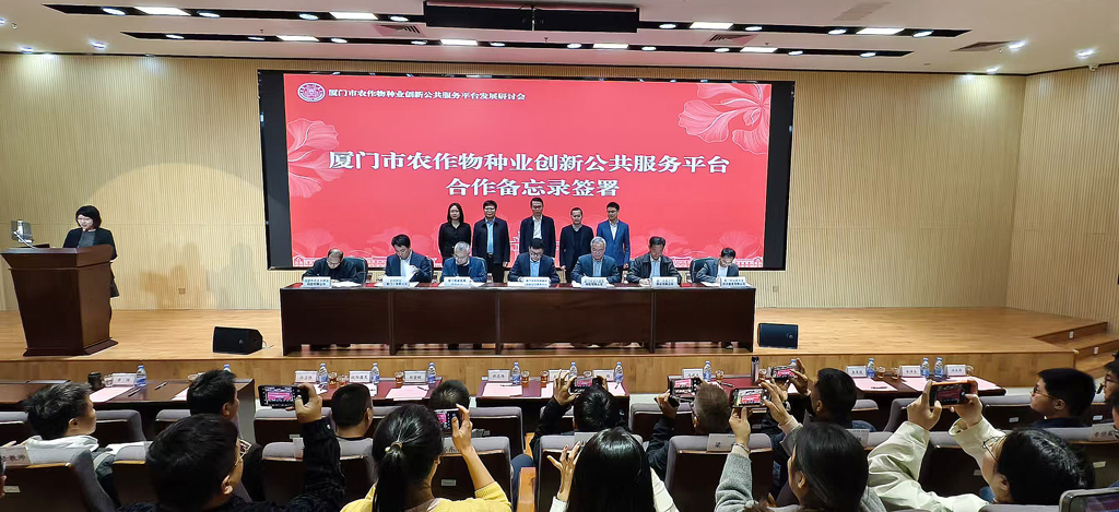 来自6家企业代表现场进行科研合作项目签约。林林摄)