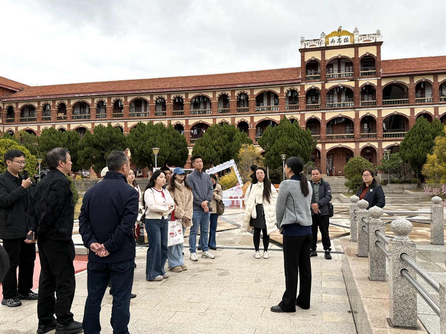 採風團探訪尚忠樓群，感受嘉庚建筑美學韻味。集美大學宣傳部供圖