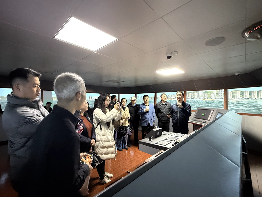參觀航海模擬器，體驗船舶模擬駕駛。集美大學宣傳部供圖