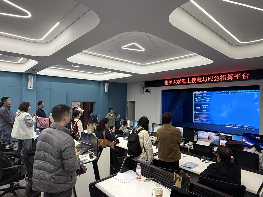 參觀集美大學海上搜救和應急指揮平台。集美大學宣傳部供圖