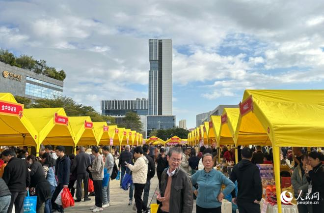 活動現場，職工們正在購買心儀商品。人民網記者 張萌攝