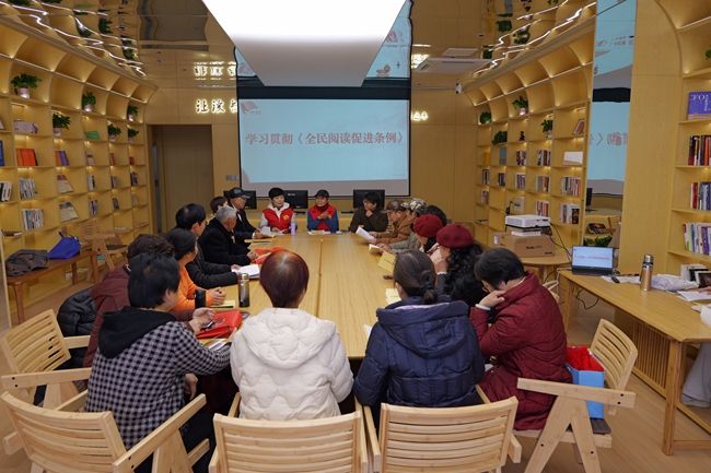 潭陽書舍·公益書吧志願者與讀者共同學習《全民閱讀促進條例》