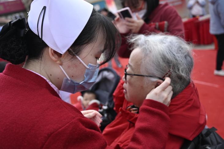 市民在体验传统中医非药物疗法