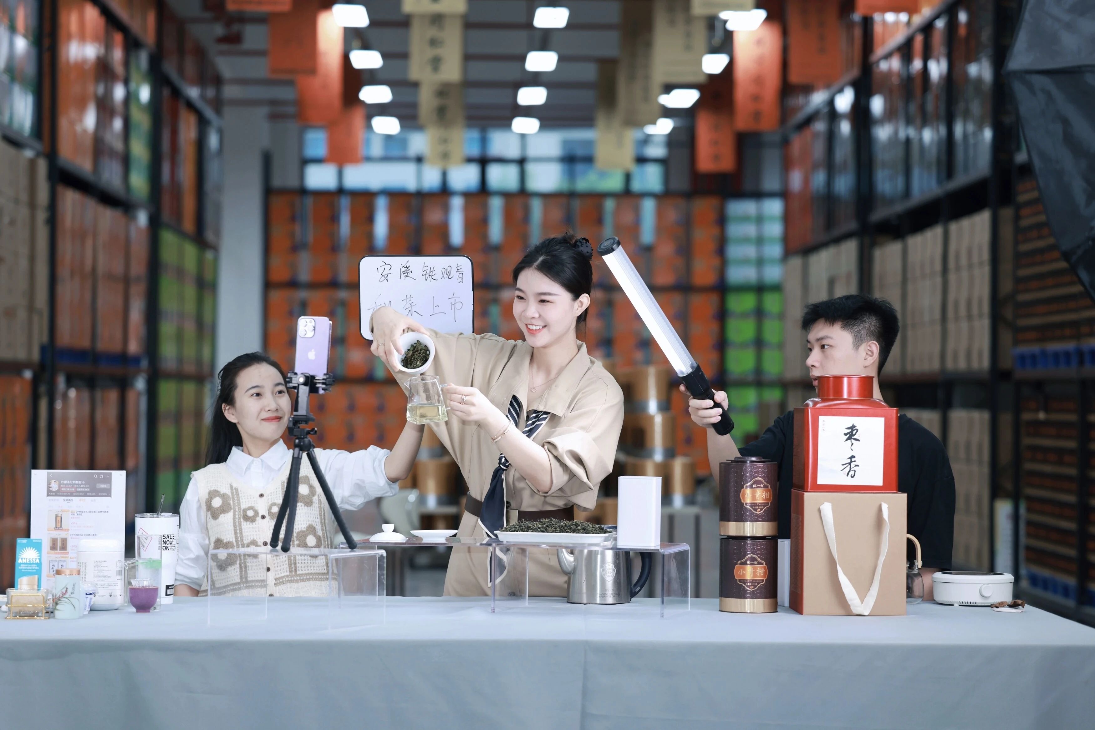 茶叶电商直播。黄东华摄