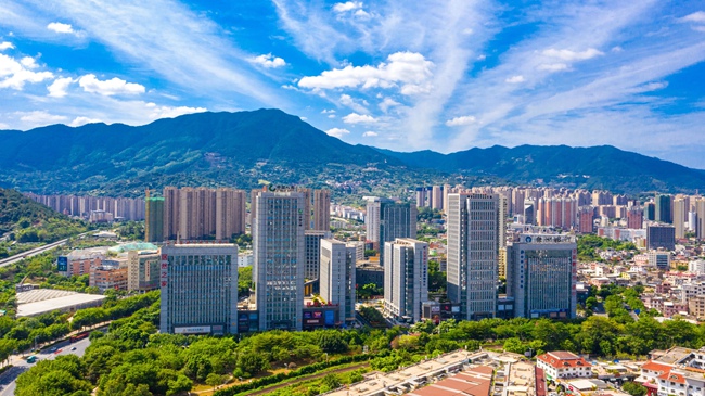 高楼林立、商圈繁荣。黄东华摄