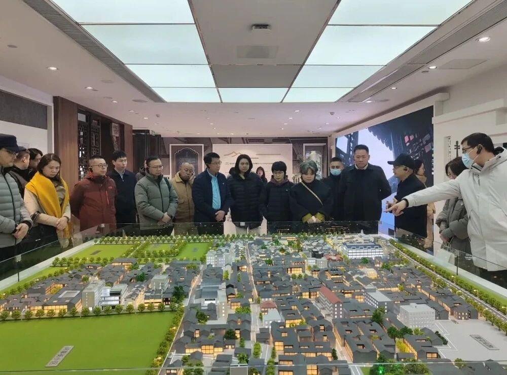 学员们走入典型项目，在实景中感悟、在交流中求解。鲤城区融媒体中心供图