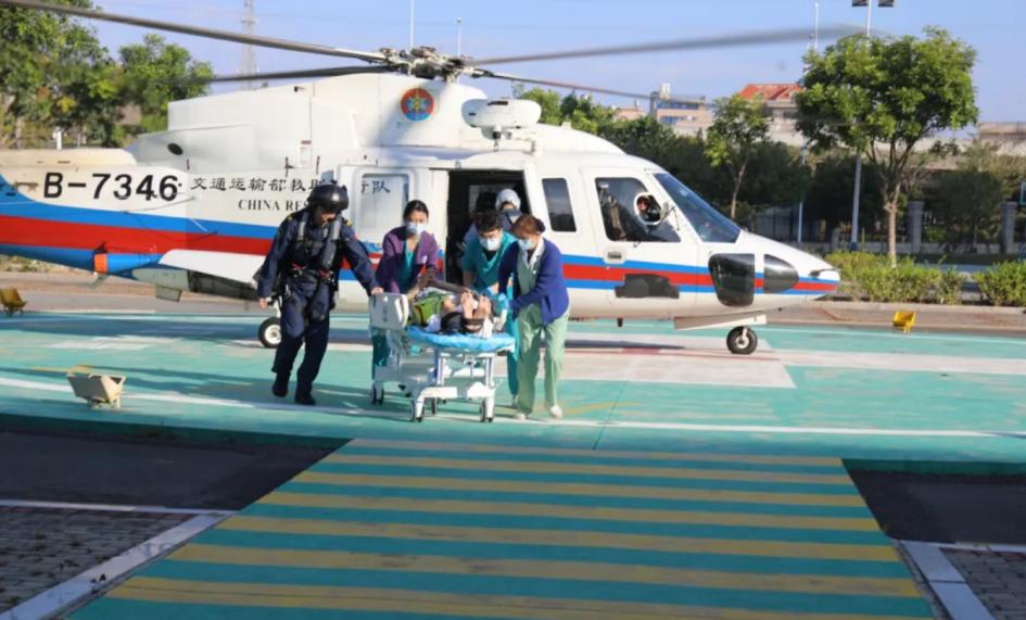 直升機平穩降落在翔安醫院停機坪