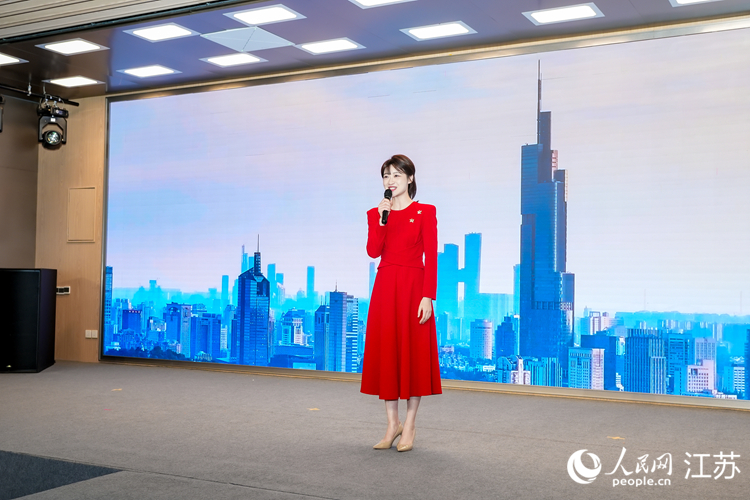 張思嘉講述尤肖虎院士的科研闖關故事。人民網 余樂攝