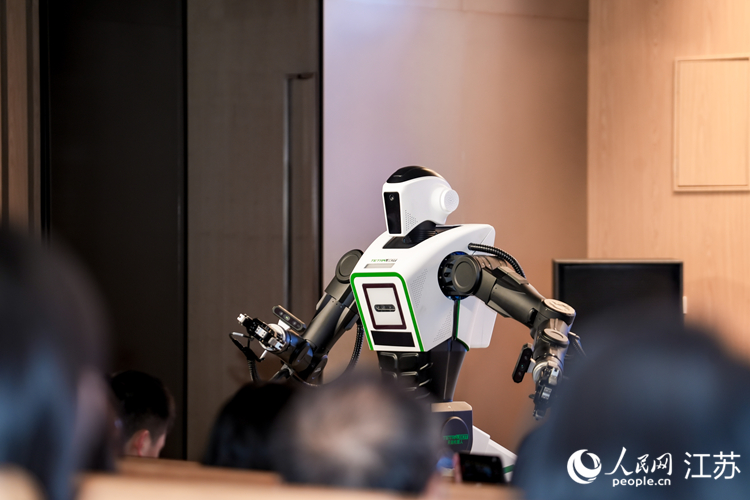 全球首款防爆人形機器人“天魁一號”現身活動現場。人民網 范堯攝