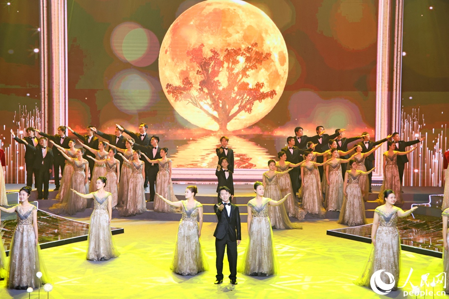开场合唱《如愿》。人民网记者 陈博摄