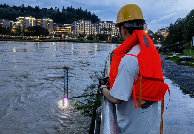 水文职工观测洪水水位