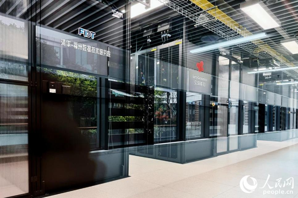 位于福州新区（长乐区）的福建省超算中心机房。人民网记者 李唯一摄