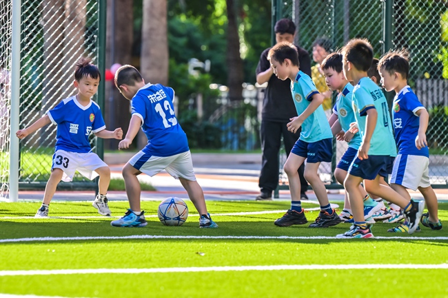 鳳林社區內的小朋友在嬉戲。陳暖攝