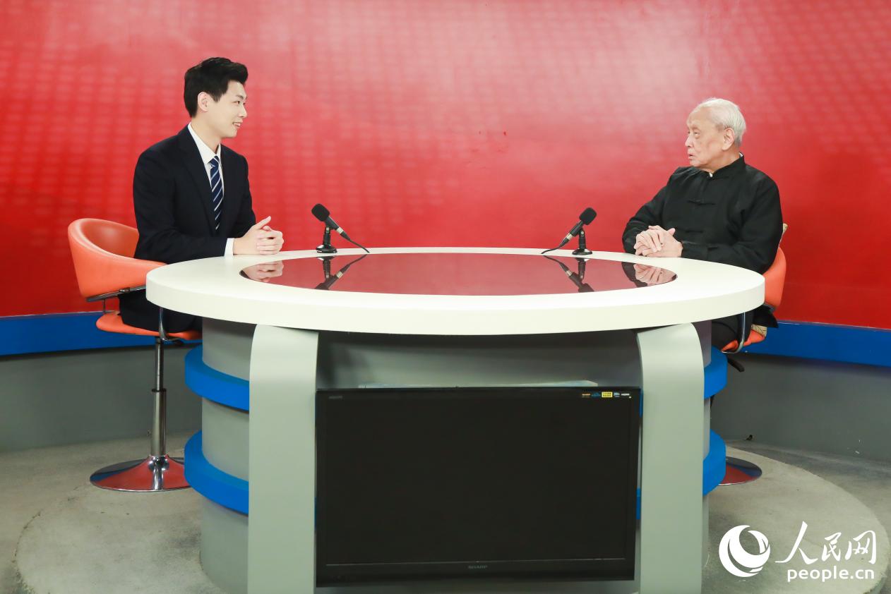 杨春波接受专访。人民网记者 陈永整摄