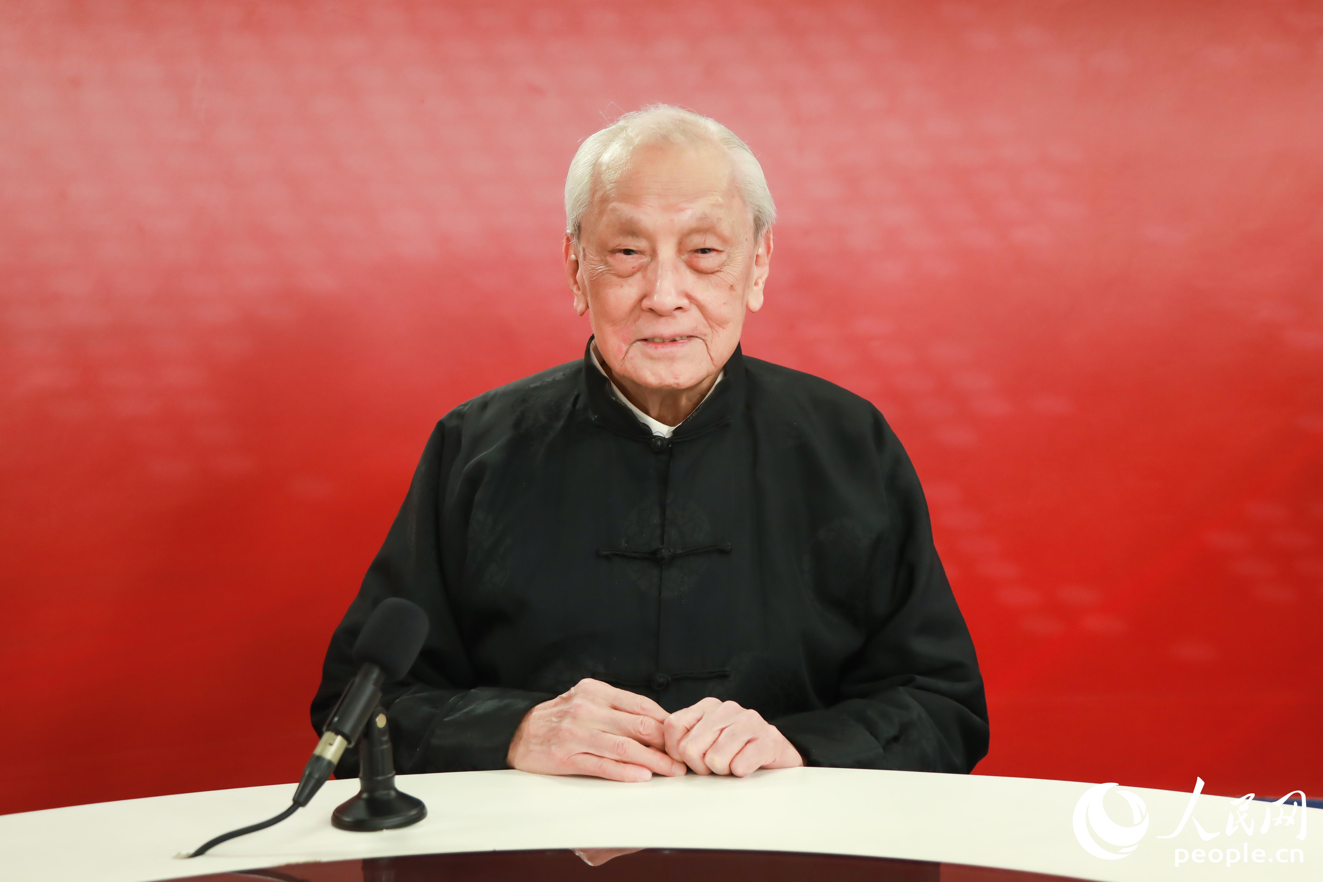 杨春波接受专访。人民网记者 陈永整摄