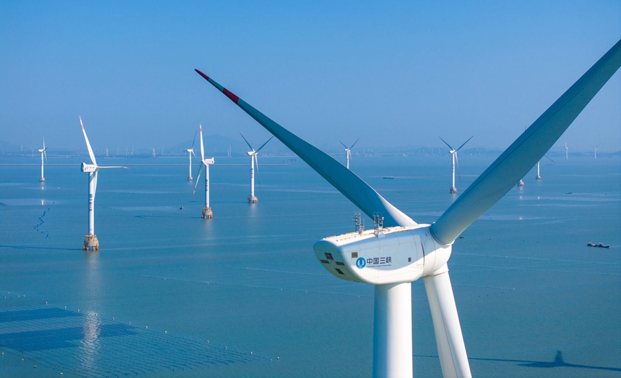 江陰港城經濟區的海上風力發電機迎風矗立。福清市影像中心供圖
